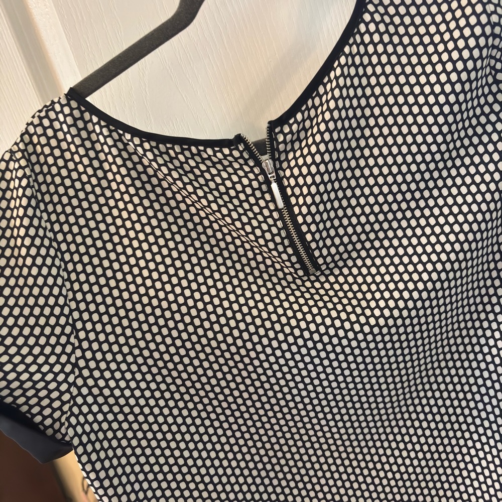 Express Monochrome Mesh Pattern Top - Picture 3 of 3